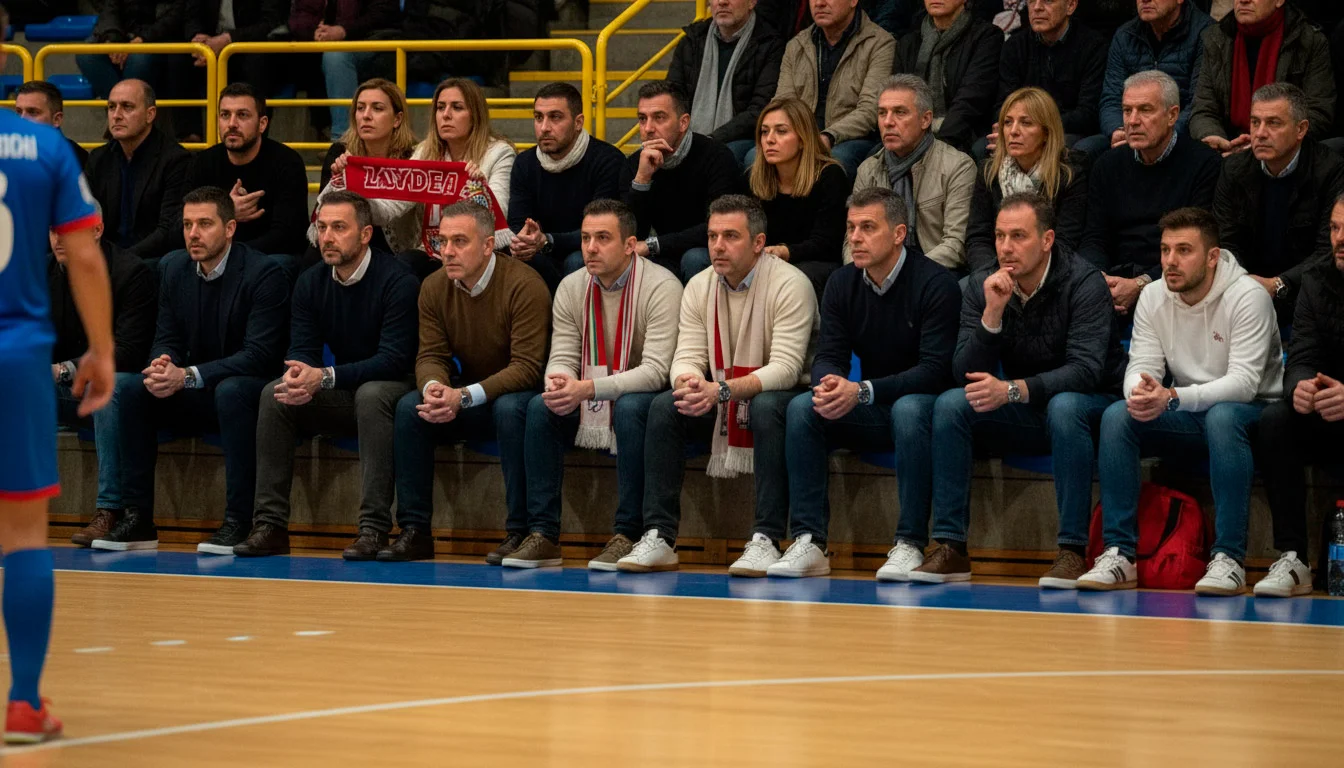 Tifosi che seguono una partita di futsal sugli spalti del palazzetto